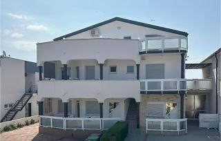 1 Bedroom Stunning Apartment In Vir - 0