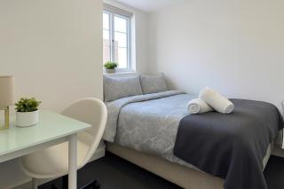 7 Bed House - Sleeps 14 - Parking - 6