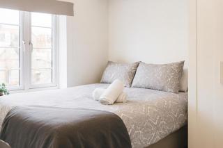 7 Bed House - Sleeps 14 - Parking - 5