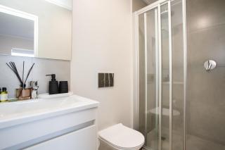 302 Seahorse - Premium 2 Bedroom Unit with Pool & Parking - 2