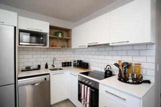 302 Seahorse - Premium 2 Bedroom Unit with Pool & Parking - 2