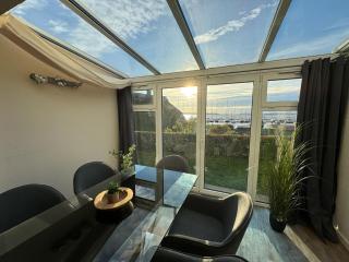 Frisch renoviertes FH Südblick am Meer in Breege, Meerblick von allen drei Etagen, Terrasse, Balkon, Sauna und Parkplatz - 9