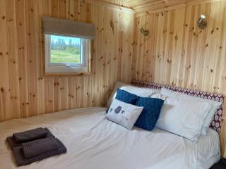 Shepherd's hut 2 at Braebost Croft - 7