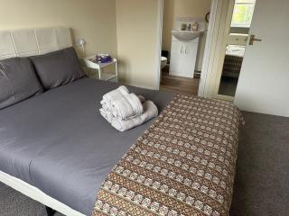 Modern 3-Bed Home Near Heathrow with Garden - 2