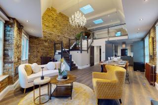 Stylish Penthouse with City Views and Aircon - Pass the Keys - 9