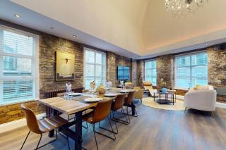 Stylish Penthouse with City Views and Aircon - Pass the Keys - 8