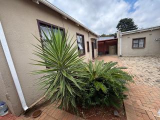 Joburg Triple Nest Retreat - 9