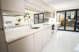 Modern cottage! 5 mins from central line! - 9