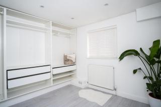 Modern cottage! 5 mins from central line! - 3