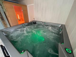 Apartment with 3BDR - private Jacuzzi & Sauna -  - 0
