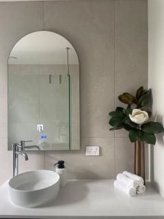 Newly Renovated unit Near shops, Park& City access - 5