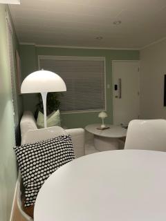 Newly Renovated unit Near shops, Park& City access - 3