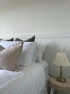 Newly Renovated unit Near shops, Park& City access - 1