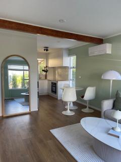 Newly Renovated unit Near shops, Park& City access - 3