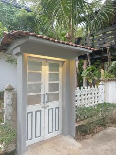 Charming dark lodge in river - 8