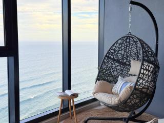 Gold Coast Retreat 3BR 2BA Sofa Bed Free Parking - 8