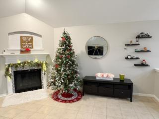 Katy Getaway - Relaxed 3BR Home with Serene Views - 7