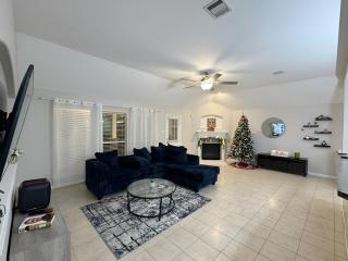 Katy Getaway - Relaxed 3BR Home with Serene Views - 0