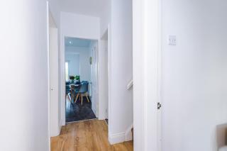 4-BR Bungalow 2 Baths Driveway Short & Long Stays - 2