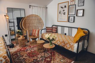 Open Concept Boutique Hotel - free breakfast & parking - 8
