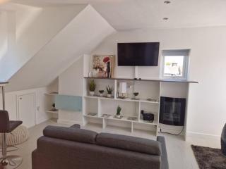 Swift Host - Elm Studio - Sleeps 2 - Parking - Central - 2