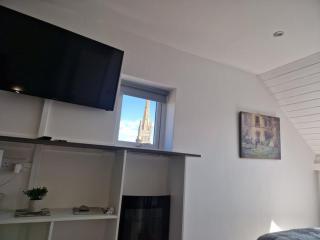 Swift Host - Elm Studio - Sleeps 2 - Parking - Central - 1