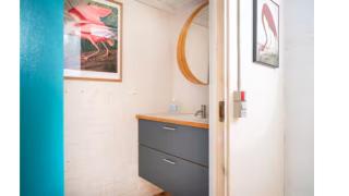 Lyst og rummeligt kælderværelse - 9