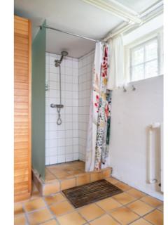 Lyst og rummeligt kælderværelse - 7