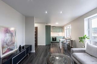 Spacious and Modern Apartment with Free Parking - 9