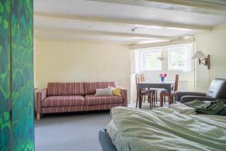 Lyst og rummeligt kælderværelse - 4