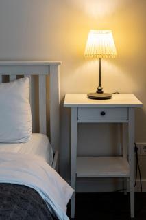 Spacious and Modern Apartment with Free Parking - 4