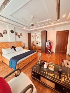 Skyline Deluxe Apartment- Heart of Bahria Town Lahore - 1