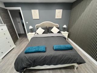 Whole house -Sleeps4-Parking-Garden-BikingHiking - 6