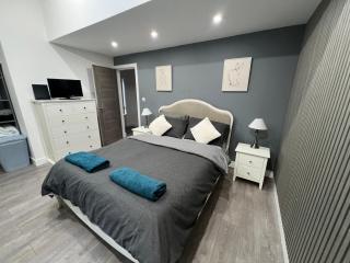 Whole house -Sleeps4-Parking-Garden-BikingHiking - 5