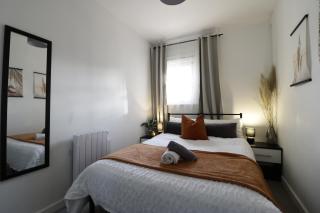 NEW LISTING SALE! Town Centre 2-Bed Spacious Apartment Train Station WIFI - 2