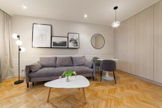 Central Apartment with Balcony and Views, Old Town, metro - 3