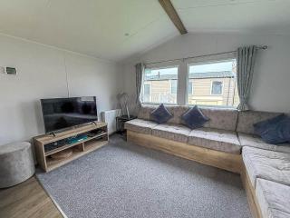 Beautiful 8 Berth Caravan With Decking At Naze Marine Holiday Park Ref 17344Br - 1