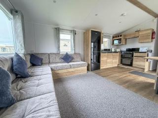 Beautiful 8 Berth Caravan With Decking At Naze Marine Holiday Park Ref 17344Br - Walton-on-the-Naze - 1