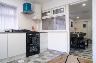 Modern 4-Bed Retreat in Prestwich, Perfect for Weekend Getaways - 4