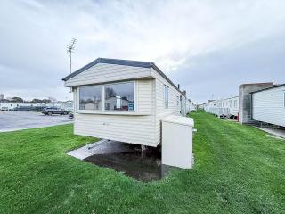 Lovely 8 Berth Caravan For Hire In Essex At Naze Marine Park Ref 17181P - 0