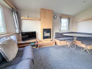 Lovely 8 Berth Caravan For Hire In Essex At Naze Marine Park Ref 17181P - 2