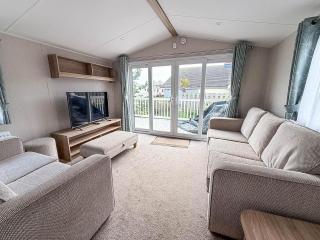 Spacious 8 Berth Caravan With Decking At Naze Marine In Essex Ref 17012Rd - 4