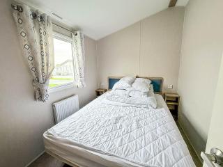 Spacious 8 Berth Caravan With Decking At Naze Marine In Essex Ref 17012Rd - 2