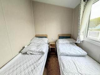 Spacious 8 Berth Caravan With Decking At Naze Marine In Essex Ref 17012Rd - 1