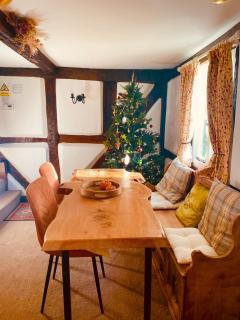 Log- burner, dog friendly- woodland views with walking trails and local pub on your doorstep! Popular walking trails nearby-Malvern Hills and the Brockhampton Estate- Peaceful village on the border of Hereford and Worcester - 6