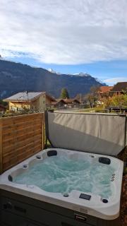 Alpine Oasis with Hot Tub in Schwanden next to Brienz - 2