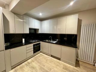 Beautiful Modern 3 Bedroom Home - 0