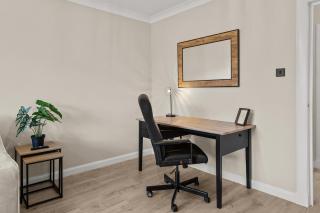 2 Bed City Centre Castle & Wallace View Apartment - 6