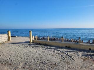 Maison atypique face à la mer, les pieds dans l'eau - 9
