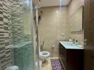 Modern Spacious apartment with free Parking and AC - 9